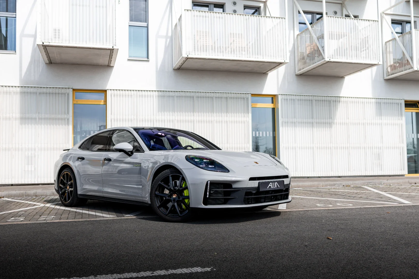 Porsche Panamera 2024 - Kliknutím zobrazíte detail vozidla Porsche Panamera 2024 petrol - Prenájom prémiového vozidla v BlackRent autopožičovni na Slovensku za 150,00€/deň