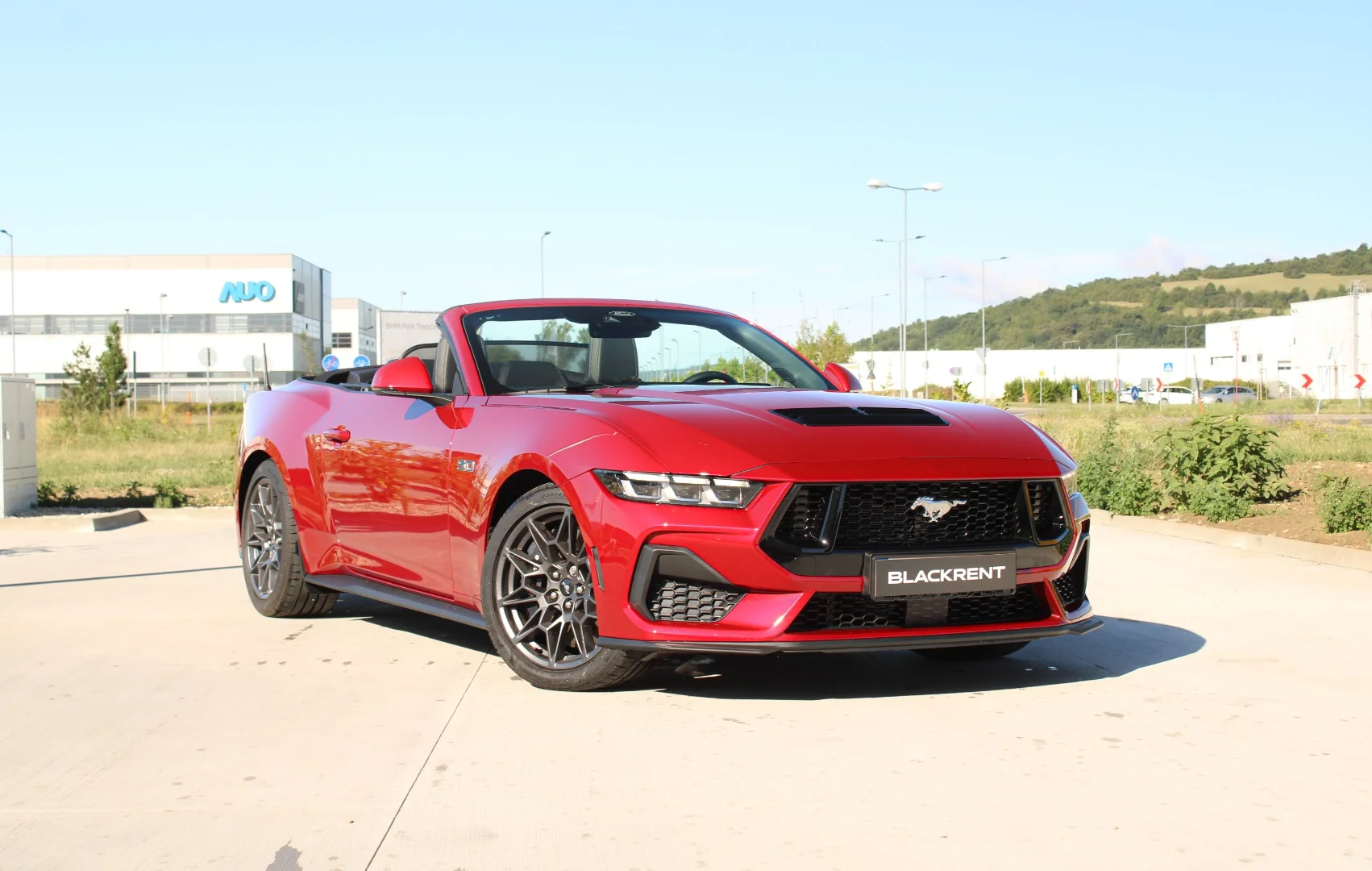 Ford Mustang 2025 - Kliknutím zobrazíte detail vozidla Ford Mustang 2025 petrol - Prenájom prémiového vozidla v BlackRent autopožičovni na Slovensku za 80,00€/deň