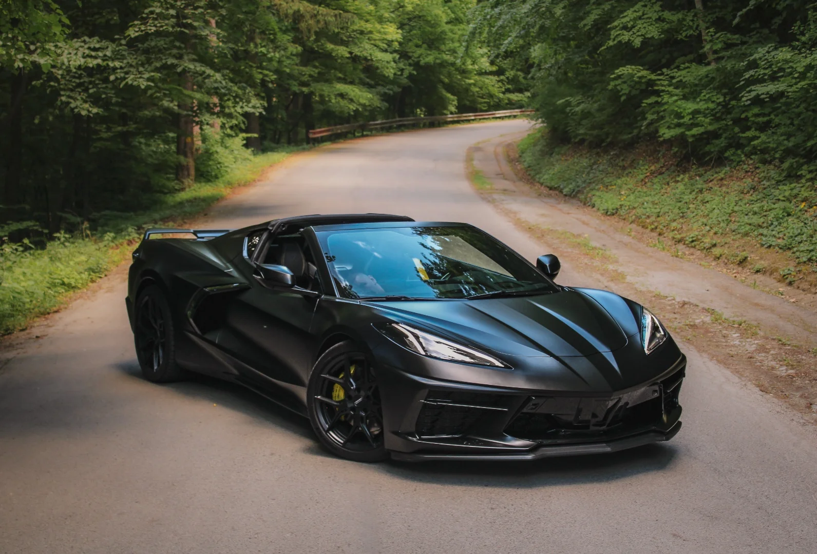 Chevrolet C8 2022 - Kliknutím zobrazíte detail vozidla Chevrolet C8 2022 petrol - Prenájom prémiového vozidla v BlackRent autopožičovni na Slovensku za 144,00€/deň