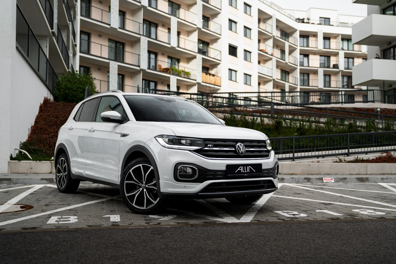 Volkswagen T-Cross 2022 - Kliknutím zobrazíte detail vozidla Volkswagen T-Cross 2022 petrol - Prenájom prémiového vozidla v BlackRent autopožičovni na Slovensku za 30,00€/deň