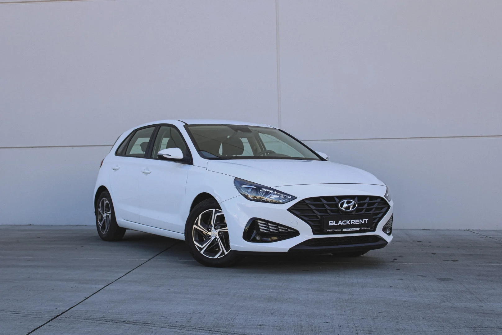 Hyundai i30 2022 - Kliknutím zobrazíte detail vozidla Hyundai i30 2022 petrol - Prenájom prémiového vozidla v BlackRent autopožičovni na Slovensku za 20,00€/deň