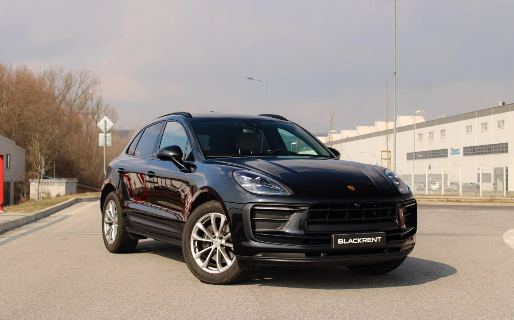 Porsche Macan 2023 - Kliknutím zobrazíte detail vozidla Porsche Macan 2023 petrol - Prenájom prémiového vozidla v BlackRent autopožičovni na Slovensku za 70,00€/deň