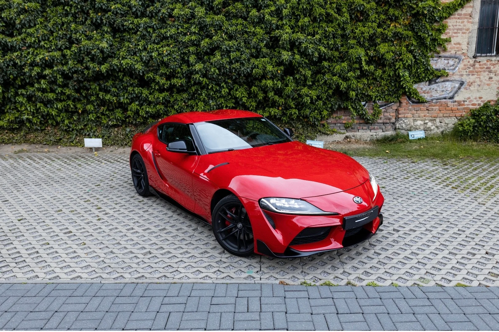 Toyota Supra 2020 - Kliknutím zobrazíte detail vozidla Toyota Supra 2020 petrol - Prenájom prémiového vozidla v BlackRent autopožičovni na Slovensku za 140,00€/deň