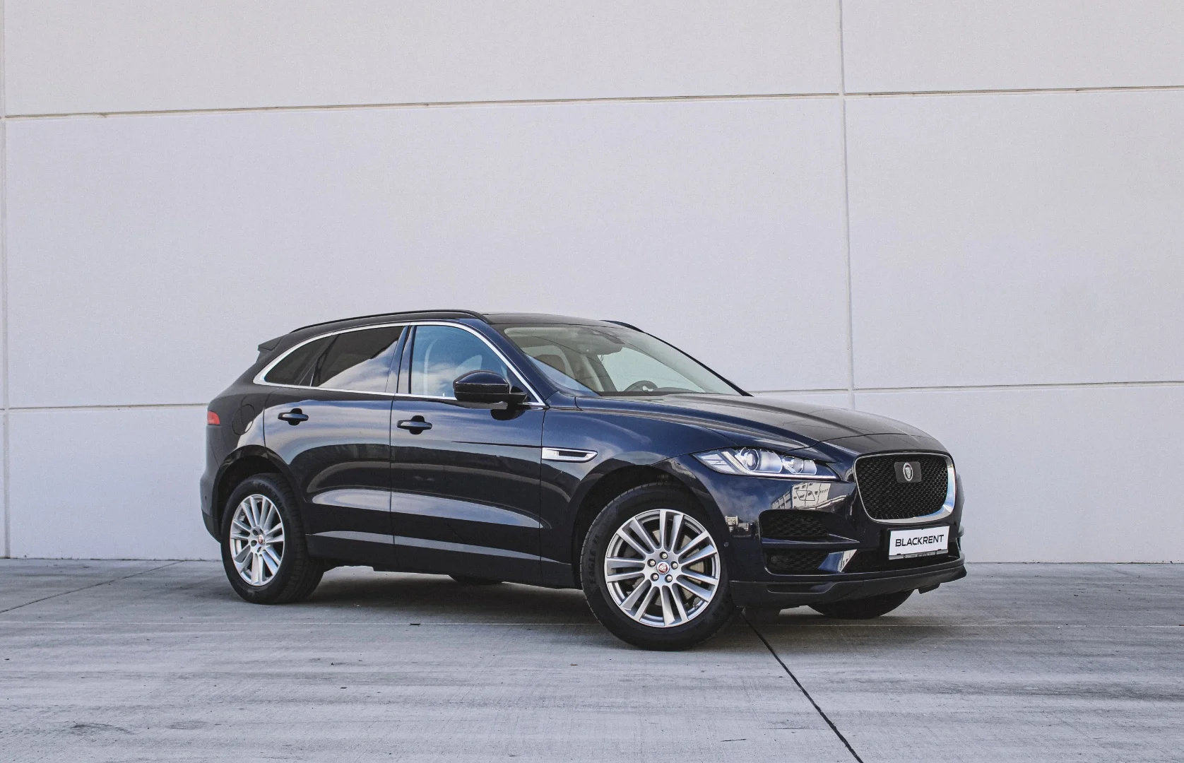 Jaguar F-PACE 2019 - Kliknutím zobrazíte detail vozidla Jaguar F-PACE 2019 diesel - Prenájom prémiového vozidla v BlackRent autopožičovni na Slovensku za 50,00€/deň